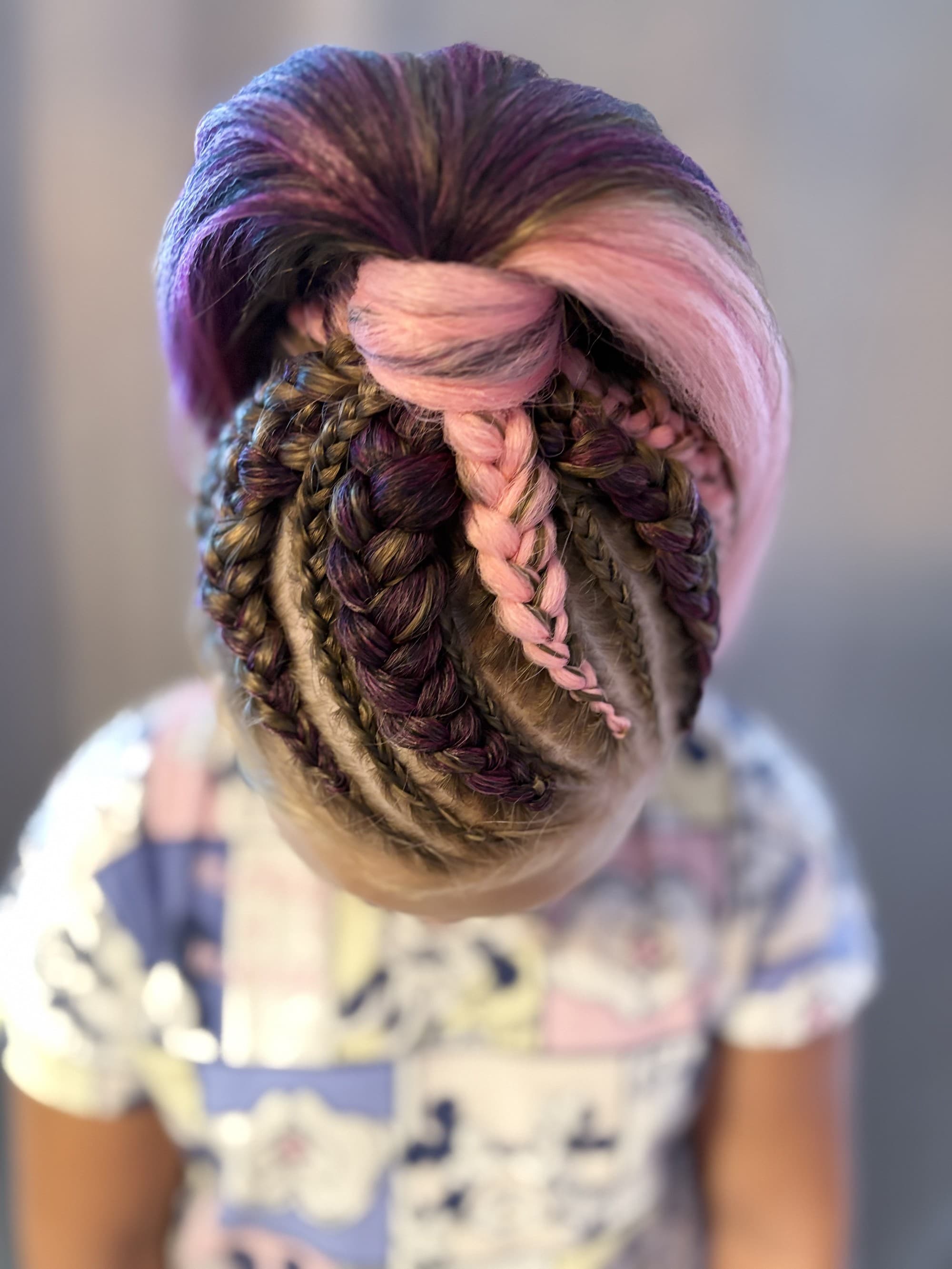 Kreatívne copánkové účesy s farebnými prameňmi v salóne Good Hair by Zane Ivanka pri Dunaji