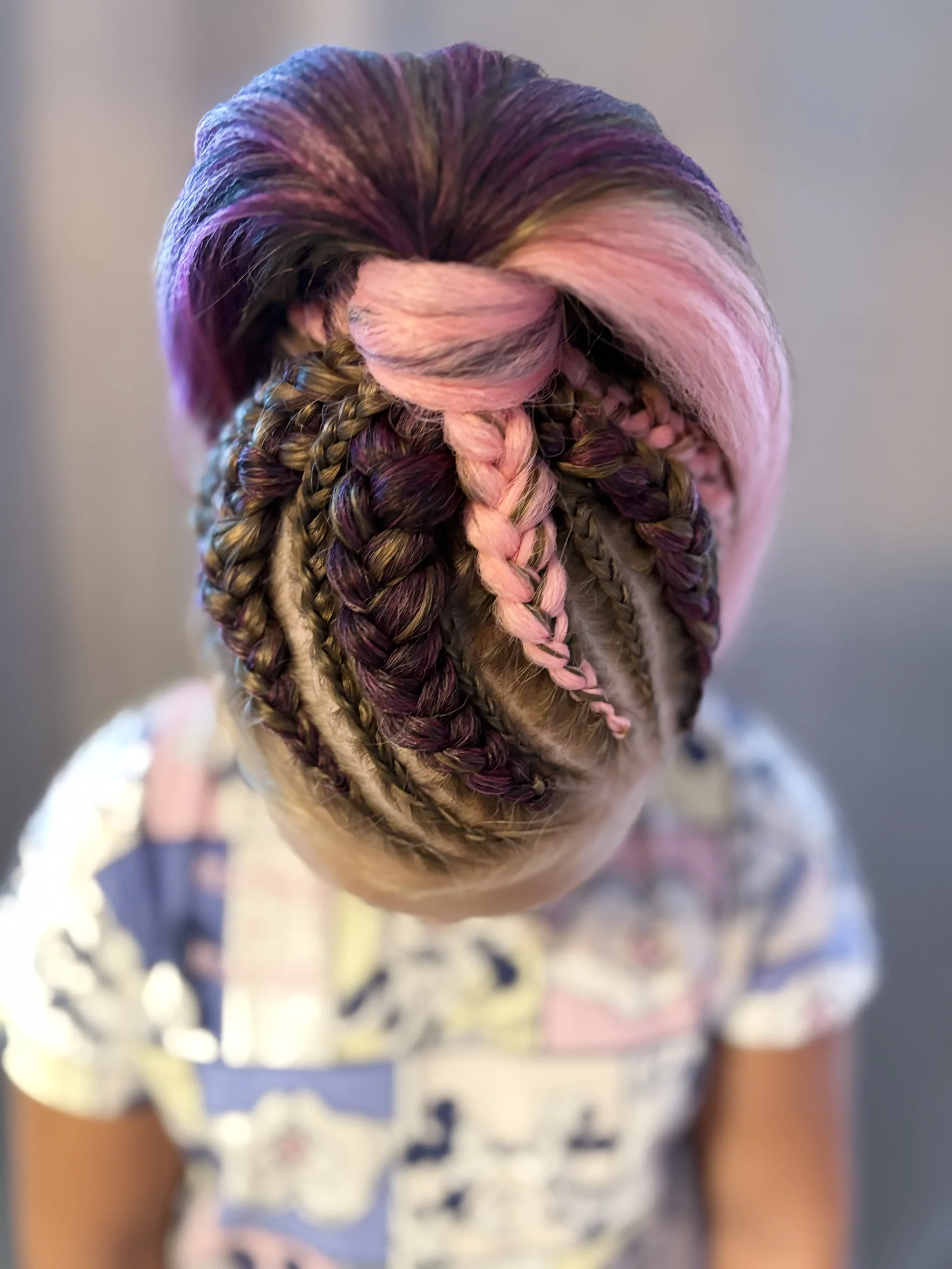 Kreatívne copánkové účesy s farebnými prameňmi v salóne Good Hair by Zane Ivanka pri Dunaji