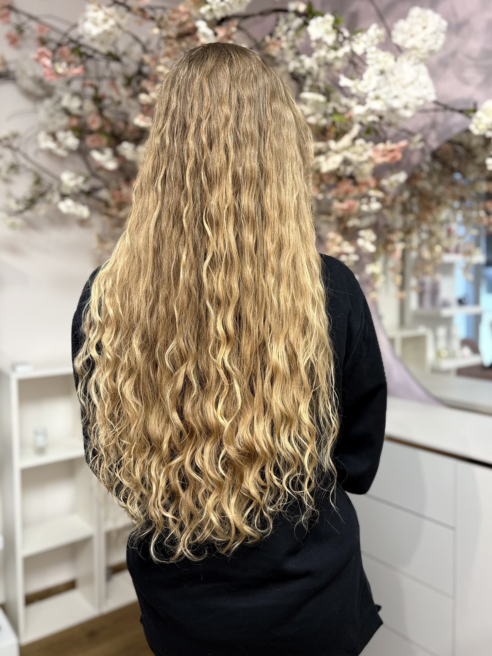 Predlžovanie a zahusťovanie dlhých blond kučeravých vlasov — výsledok v salóne Good Hair by Zane v Ivanke pri Dunaji